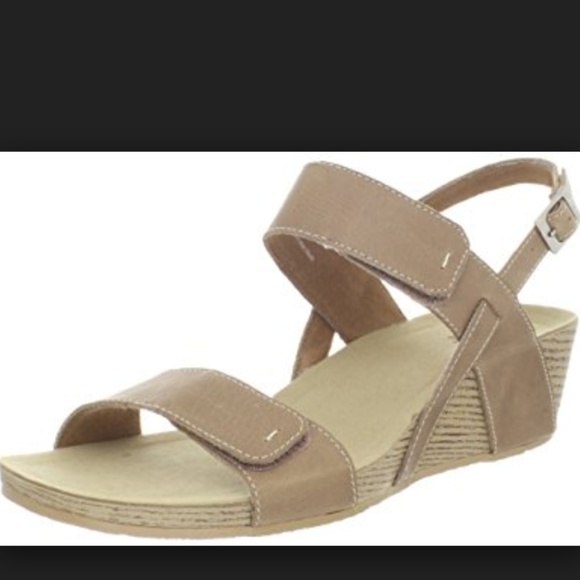 clarks beige wedge sandals